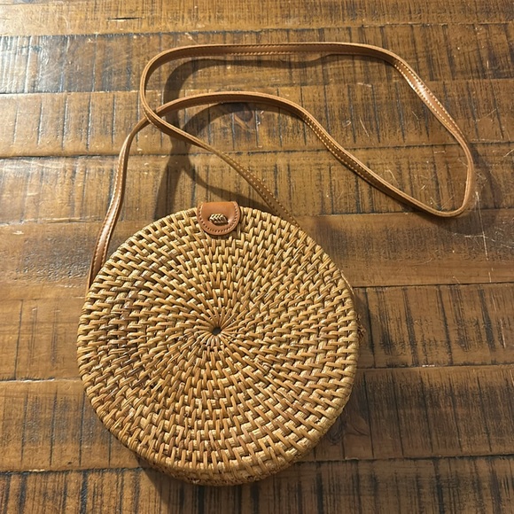 Handmade straw cross body bag with leather strap - Picture 2 of 5